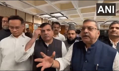 வக்பு மசோதா கமிட்டி கூட்டத்தில் இருந்து எதிர்க்கட்சி எம்.பி.க்கள் வெளிநடப்பு