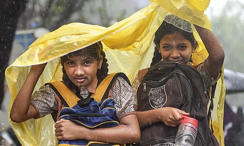 கனமழை ; பள்ளி, கல்லூரிகளுக்கு நாளை விடுமுறை