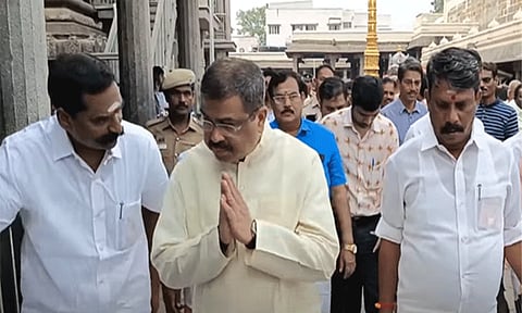 காஞ்சி காமாட்சி அம்மன் கோவிலில் மத்திய கல்வி மந்திரி சாமி தரிசனம்