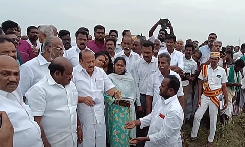 தஞ்சையில் மழையால் பாதிக்கப்பட்ட பயிர்கள் - அமைச்சர் எம்.ஆர்.கே.பன்னீர்செல்வம் நேரில் ஆய்வு