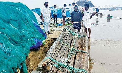 பூம்புகாரில் கடல் உள்வாங்கியது