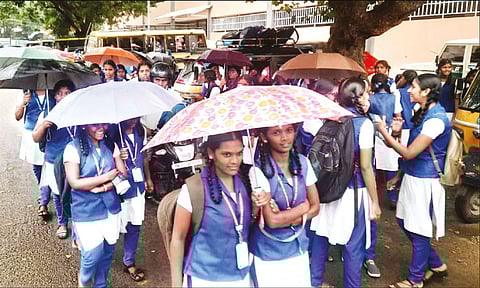 கனமழை எச்சரிக்கை: எந்தெந்த மாவட்டங்களில் இன்று பள்ளி, கல்லூரிகளுக்கு விடுமுறை