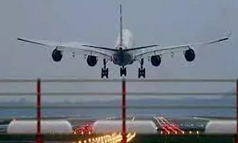 புயல் எதிரொலி - சென்னையில் 13 விமானங்கள் ரத்து