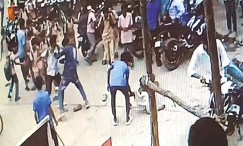 கள்ளக்குறிச்சி பஸ் நிலையத்தில் பாலிடெக்னிக் கல்லூரி மாணவர்கள் மோதல்