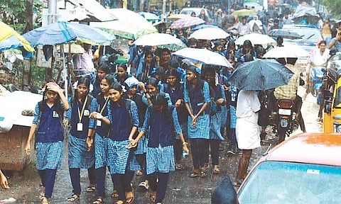 எந்தெந்த மாவட்டங்களுக்கு பள்ளி-கல்லூரிகள் இன்று விடுமுறை