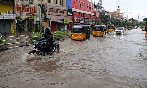 சென்னையில் அதி கனமழை தொடரும் - வானிலை ஆய்வு மையம்