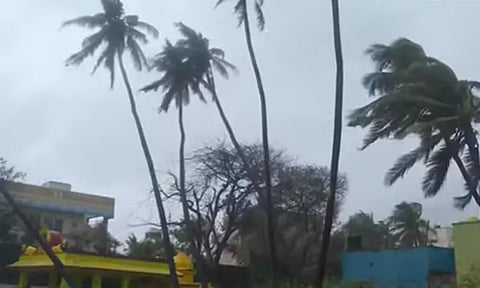 புயல் எதிரொலி; கோவளத்தில் கடல் கொந்தளிப்பு; 60 கி.மீ. வேகத்தில் பலத்த காற்று வீசுகிறது