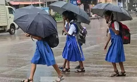கனமழை எச்சரிக்கை: எந்தெந்த மாவட்டங்களில் இன்று பள்ளி, கல்லூரிகளுக்கு விடுமுறை