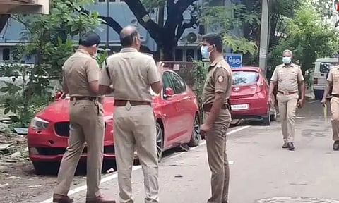 சென்னை: சொகுசு காரில் ஆண் சடலம் மீட்பு - போலீசார் விசாரணை