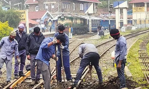 மலை ரெயில் ரத்து: குன்னூரில் தண்டவாள பராமரிப்பு பணி தீவிரம்