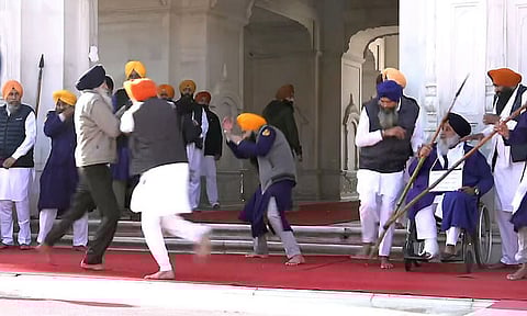 பொற்கோவிலில் பஞ்சாப் முன்னாள் துணை முதல்-மந்திரியை சுட்டுக்கொல்ல நடந்த முயற்சியால் பரபரப்பு