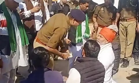 கிரேட்டர் நொய்டா போராட்டத்திற்கு சென்ற விவசாய சங்க தலைவர் தடுத்து நிறுத்தம்- பரபரப்பு