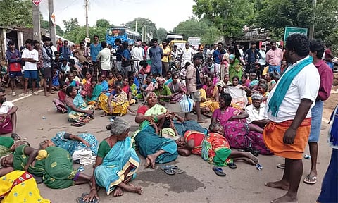 விழுப்புரத்தின் பல்வேறு பகுதிகளில் மக்கள் சாலை மறியல்