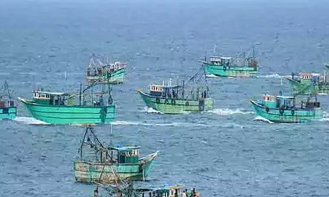 பழவேற்காடு மீனவர்கள் நாளை கடலுக்கு செல்ல தடை