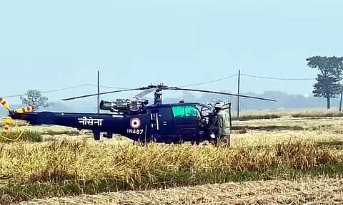 ஒடிசாவில் கடற்படை ஹெலிகாப்டர் அவசரமாக தரையிறக்கம்