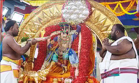 கார்த்திகை பிரம்மோற்சவ விழா: சூரிய, சந்திர பிரபை வாகனங்களில் பத்மாவதி தாயார் வீதிஉலா