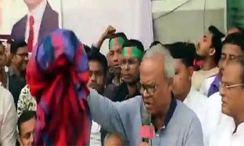 வங்காளதேசத்தில் இந்திய சேலையை எரித்து அரசியல் கட்சியினர் போராட்டம்