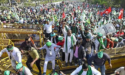 நாடாளுமன்றத்தை நோக்கி பேரணியாக செல்ல விவசாயிகள் திட்டம்; டெல்லியில் போலீசார் குவிப்பு