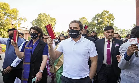 அரசியலமைப்பு புத்தகத்தை ஏந்தி ராகுல், பிரியங்கா பேரணி