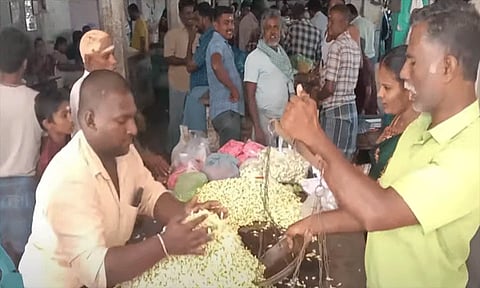 தென்காசி மலர் சந்தையில் மல்லிகைப்பூ விலை கிடுகிடு உயர்வு - கிலோ ரூ.4,500-க்கு விற்பனை