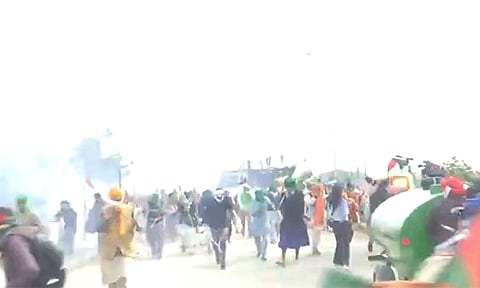 டெல்லியை நோக்கி பேரணி: விவசாயிகள் மீது கண்ணீர் புகை குண்டு வீசப்பட்டதால் பரபரப்பு