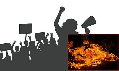 கொல்கத்தாவில் வங்காளதேச புடவைகளை எரித்து போராட்டம்