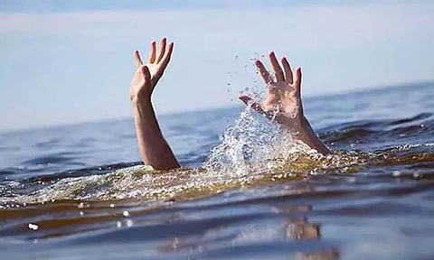 ஆற்றில் மூழ்கி வாலிபர் சாவு