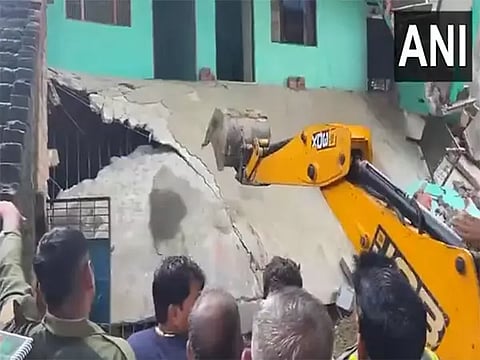 டெல்லி: வீட்டின் மேற்கூரை இடிந்து விழுந்ததில் ஒரே குடும்பத்தைச் சேர்ந்த 6 பேர் படுகாயம்