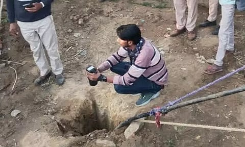 ஆழ்துளை கிணற்றில் விழுந்த 5 வயது சிறுவன் - மீட்புப்பணி தீவிரம்