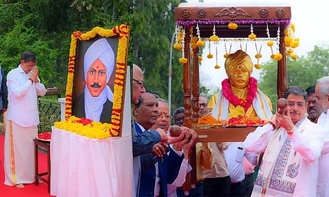 பாரதியாரின் சிலையை பல்லக்கில் தூக்கிச் சென்ற கவர்னர் ஆர்.என்.ரவி