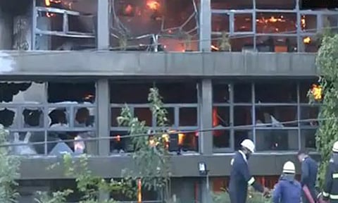 குஜராத்: நொறுக்கு தீனி தயாரிப்பு நிறுவனத்தில் தீ விபத்து