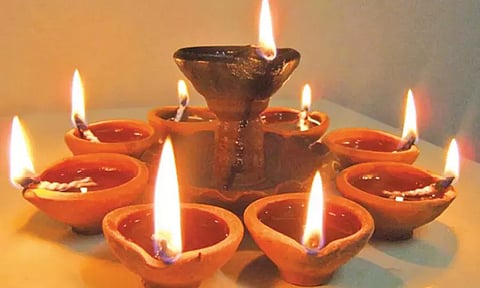 இல்லங்கள் தோறும் ஒளிவீசும் கார்த்திகை தீபம்..!