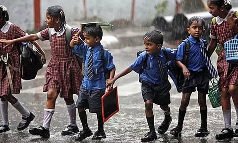 தொடர் மழை: தென்காசியில் பள்ளிகளுக்கு அரைநாள் விடுமுறை