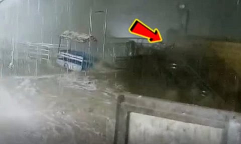 குற்றாலத்தில் வெள்ளம் - 2 பாலங்கள் உடைந்தன