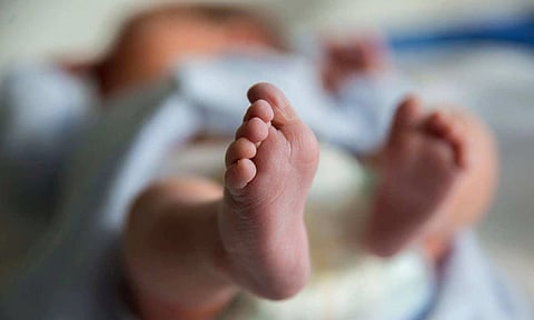 யூடியூப் பார்த்து வீட்டிலேயே மனைவிக்கு பிரசவம் பார்த்த கணவர் - குழந்தை உயிரிழப்பு