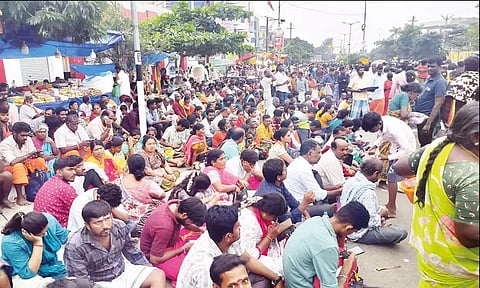 திருவண்ணாமலையில் பக்தர்களிடம் போலீசார் கெடுபிடி