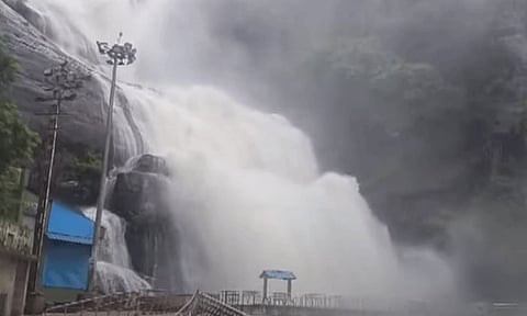 குற்றால அருவிகளில் 3-ஆவது நாளாக வெள்ளப்பெருக்கு: சுற்றுலாப் பயணிகள் குளிக்க தடை