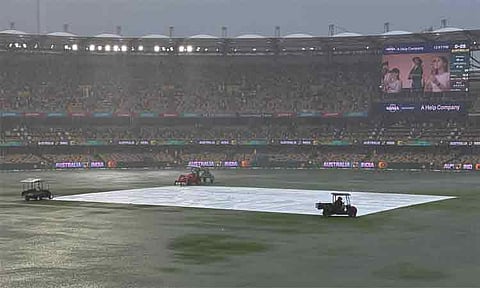 பிரிஸ்பேன் டெஸ்ட்: 13-வது ஓவரில் குறுக்கிட்ட மழையால் முதல் நாள் ஆட்டம் பாதிப்பு