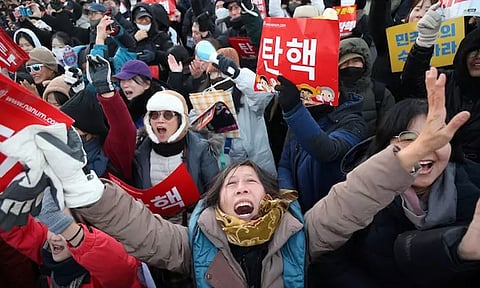 தென்கொரியாவில் அதிபர் பதவி நீக்கத்தால் மக்கள் கொண்டாட்டம்