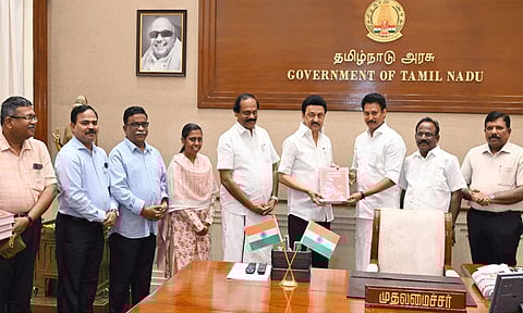 எழுத்தாளர் இமையம் எழுதிய 'கலைஞரின் படைப்புலகம்' புத்தகம் - முதல்-அமைச்சர் வெளியிட்டார்