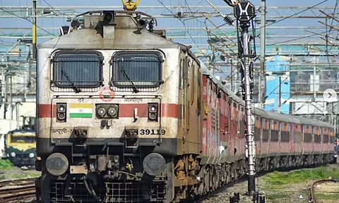 வைகை எக்ஸ்பிரஸ் ரெயில் மேல்மருவத்தூரில் நின்று செல்லும் என அறிவிப்பு