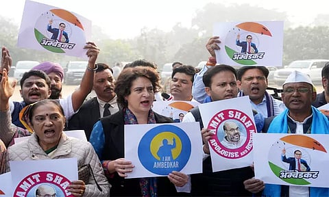 நாடாளுமன்ற வளாகத்தில் எதிர்க்கட்சி எம்.பி.க்கள் போராட்டம்