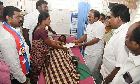 மேட்டூர் அனல்மின் நிலைய விபத்து: உயிரிழந்தவர்களின் குடும்பத்துக்கு தலா ரூ.10 லட்சம் நிவாரணம் - அமைச்சர் வழங்கினார்