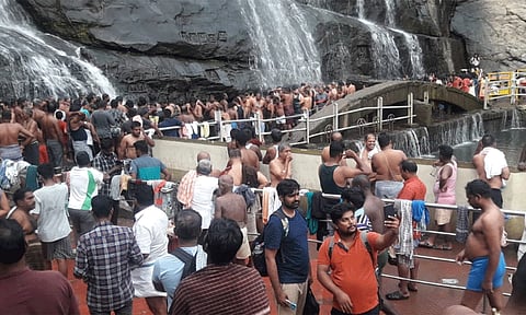 விடுமுறை கொண்டாட்டம்: குற்றாலம் மெயின் அருவியில் நிரம்பி வழியும் கூட்டம்