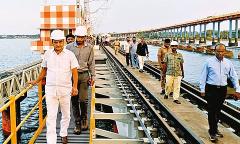 பாம்பன் புதிய ரெயில் பாலத்தில் மத்திய மந்திரி ஆய்வு