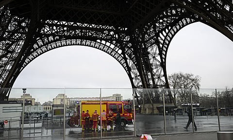 உலக புகழ்பெற்ற ஈபிள் டவரில் தீ விபத்து