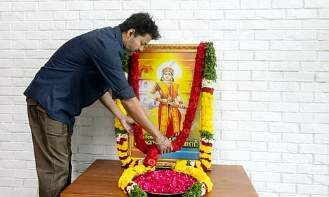 வேலுநாச்சியார் உருவப்படத்திற்கு தவெக தலைவர் விஜய் மலர்தூவி மரியாதை