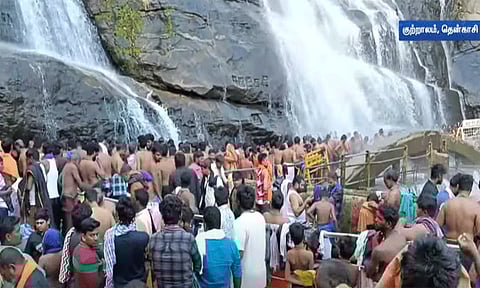 வெள்ளத்திற்கு பிறகு சீரான நீர்வரத்து; குற்றால அருவிகளில் குவியும் சுற்றுலா பயணிகள்