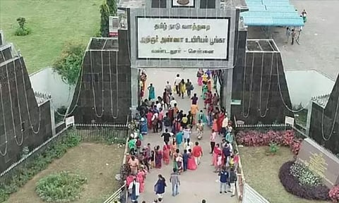 விடுமுறை தினம்: வண்டலூரில் குவிந்த சுற்றுலா பயணிகள்