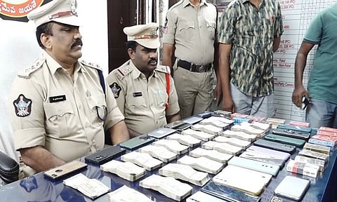 ஆந்திரா: சூதாட்ட கும்பலை சேர்ந்த 30 பேர் கைது; பணம், போன்கள் பறிமுதல்